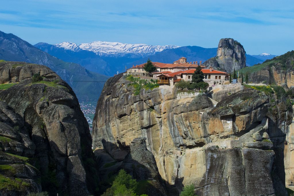 Meteora: Suspended Monasteries, Valleys & Friendly Nuns